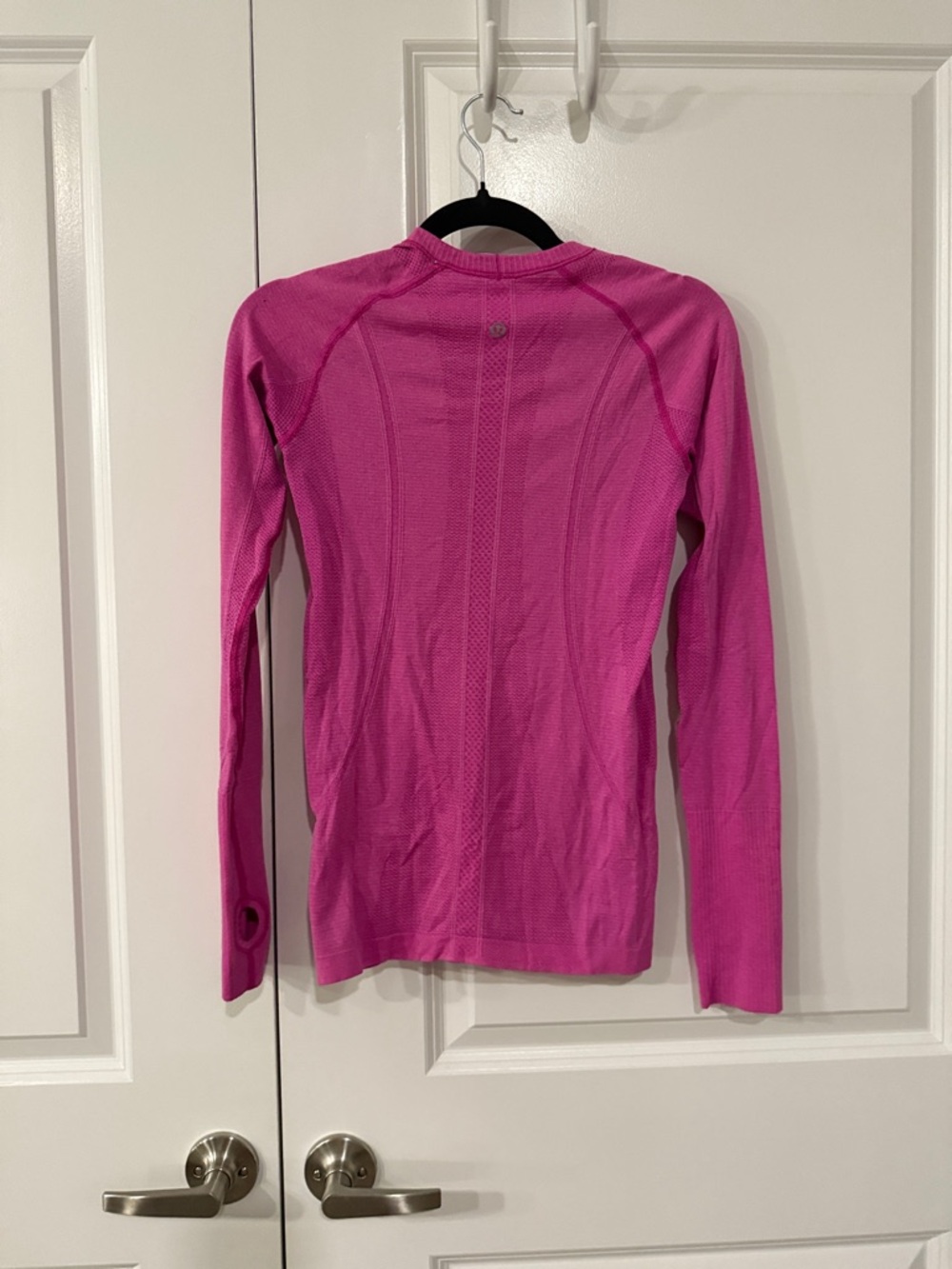 Lightly worn lululemon Women's Long-Sleeve Seamless Active Top - Hot Pink size 4 - Picture 10 of 13